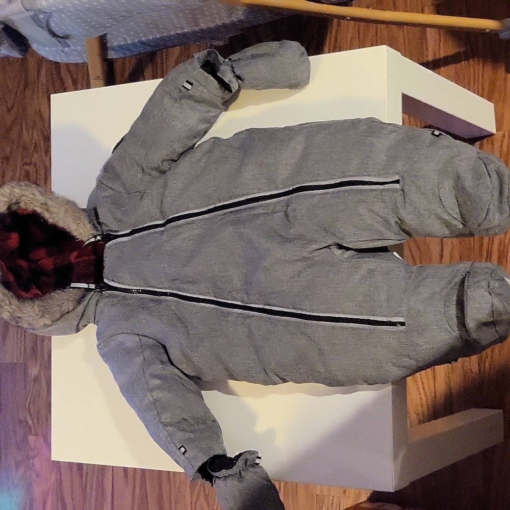 𝅺canadiana Snow Suit 3-6 months Gray and Red Lining